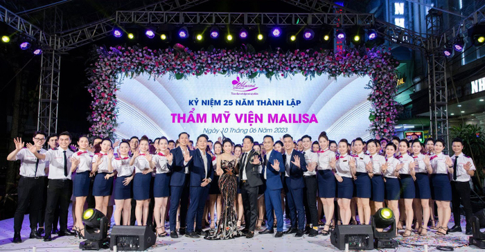 TGĐ Phan Thị Mai và CEO Hoàng Kim Khánh cùng tập thể đội ngũ nhân viên Mailisa