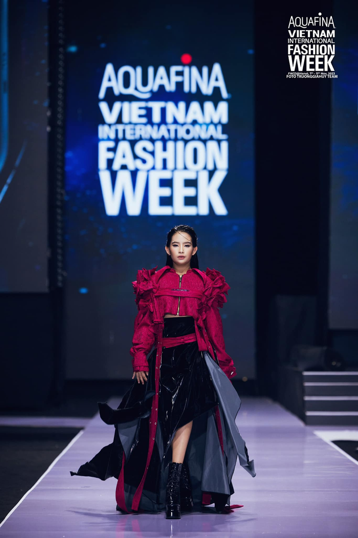 Trần Bảo Châu cực kỳ thần thái trên sàn diễn Aquafina Vietnam International Fashion Week