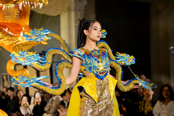 Trần Bảo Châu thu hút mọi ánh nhìn khi trình diễn BST “Long” của NTK Nhật Thực 