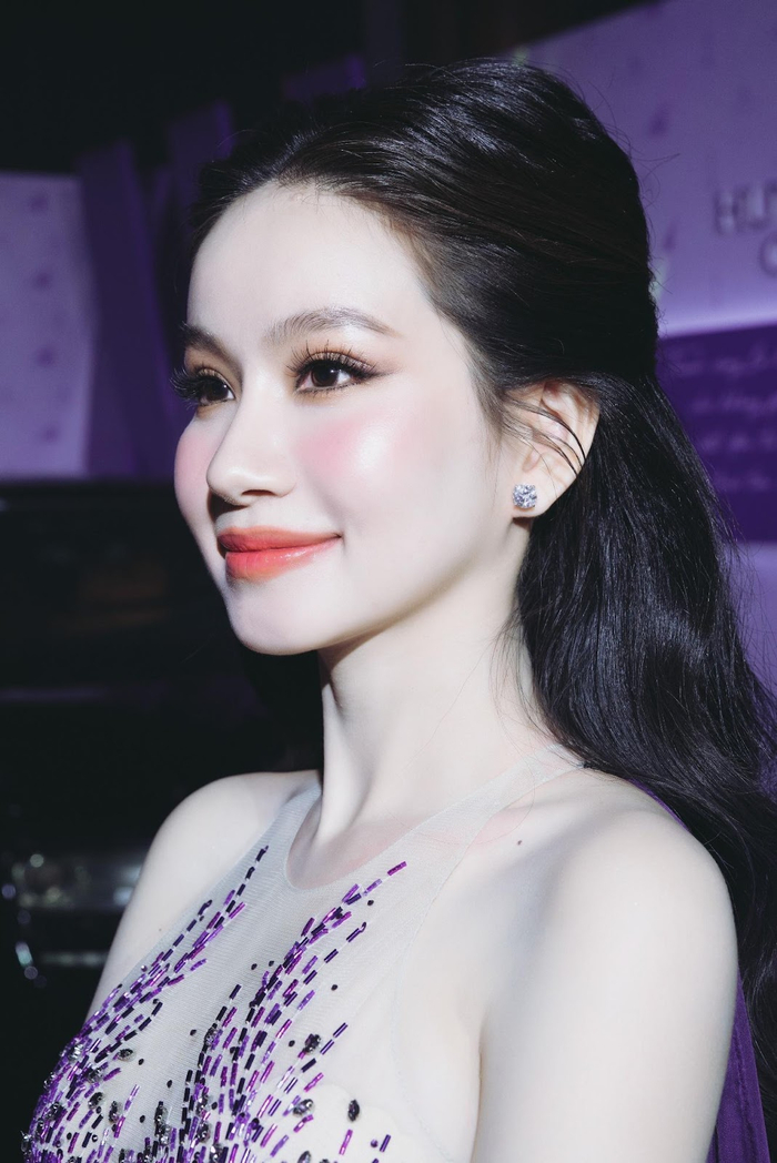 Cận cảnh nhan sắc đẹp trong veo của Á hậu – Doanh nhân Huyền Cò 