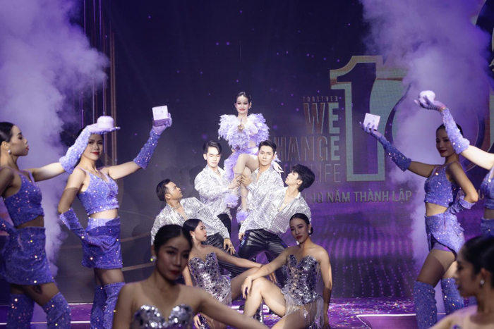 Tiết mục “nhảy bốc lửa” kết hợp màn ra mắt sản phẩm mới Kem Body Dâu Tây độc đáo cùng vũ đoàn của Á hậu - Doanh nhân Huyền Cò tại Lễ Kỷ niệm 10 năm thành lập Tập đoàn Huyền Cò 