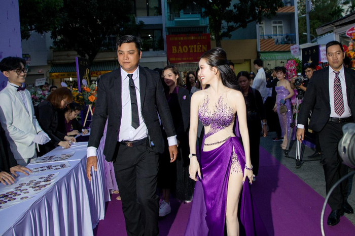 Chủ tịch Võ Thị Ngọc Huyền ( Huyền Cò) diện trang phục Tím lộng lẫy được thiết kế riêng xinh đẹp, vô cùng tỏa sáng cuốn hút, khẳng định đẳng cấp không khác “đại  minh tinh” sải bước trên thảm Tím tại Lễ Kỷ niệm 10 năm thành lập Tập đoàn Huyền Cò 