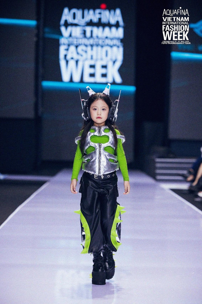 Nguyễn Nhật Ánh nhận giải thưởng Người mẫu nhí xuất sắc của năm cùng PoLo con trai Đàm Vĩnh Hưng Ảnh 5