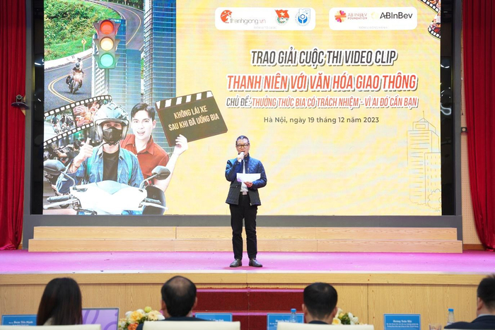 Đại diện phía AB InBev – ông Trương Văn Toàn đồng hành cùng các bạn sinh viên lan tỏa thông điệp Thưởng thức bia có trách nhiệm Vì ai đó cần bạn