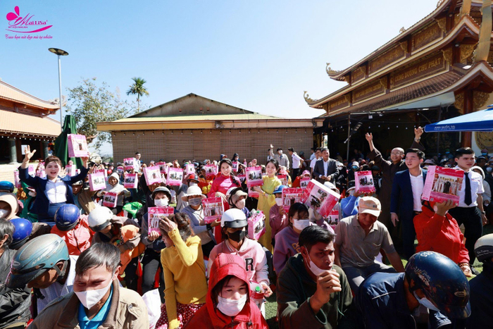 Dù số lượng lên đến hàng nghìn người nhưng mọi thứ đều được sắp xếp chu đáo, chỉn chu và chuyên nghiệp