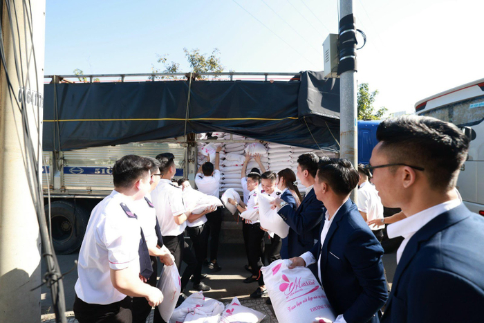 Đội ngũ nhân viên Mailisa đang vận chuyển 12 tấn gạo đến địa điểm trao quà