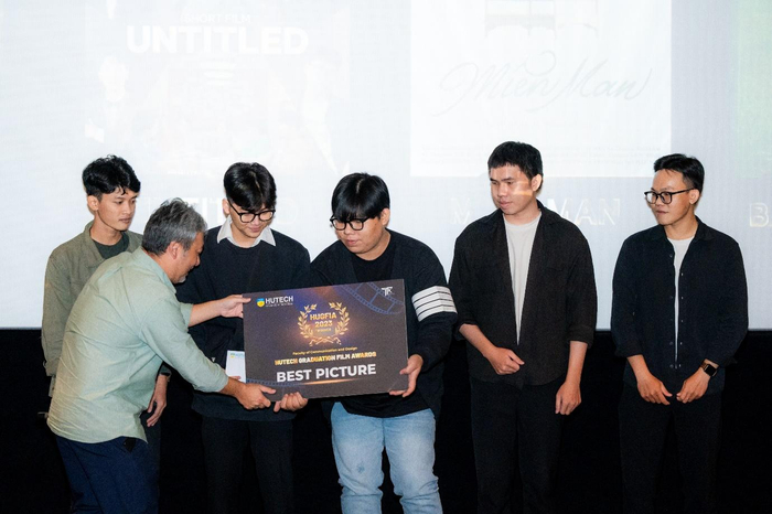 Đạo diễn Nguyễn Quang Dũng trao giải cho nhóm làm phim “Cánh diều bay lưng trời”