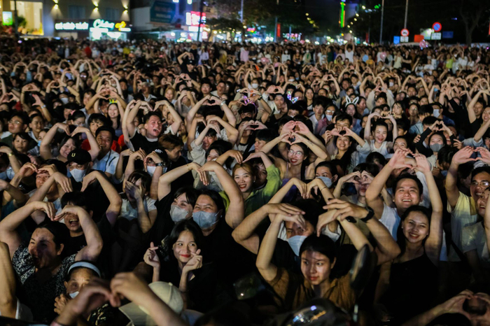 Người tham gia hào hứng tận hưởng không khí náo nhiệt trong đêm nhạc Countdown chào đón năm mới 2024