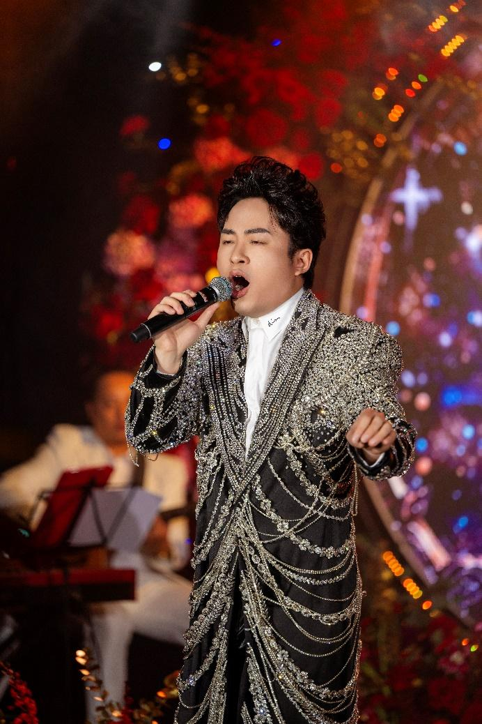 Divo Tùng Dương hát mở màn sự kiện với 2 ca khúc “Mang Thai – Fly Me To The Moon” dành tặng doanh nhân Bích Nguyệt.