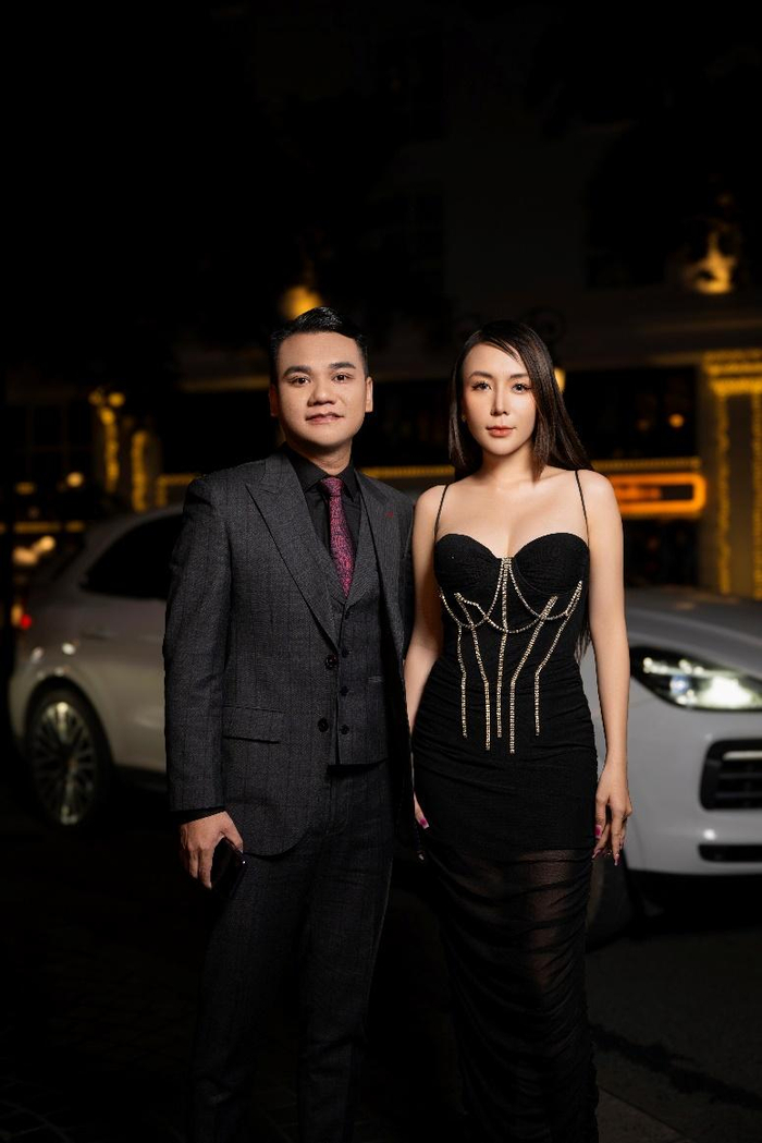 Vợ chồng ca sĩ – doanh&nbsp; nhân Khắc Việt.