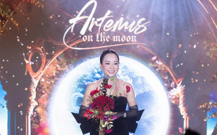 Divo Tùng Dương hát tặng doanh nhân Bích Nguyệt tại dạ tiệc Artemis On the Moon Ảnh 2