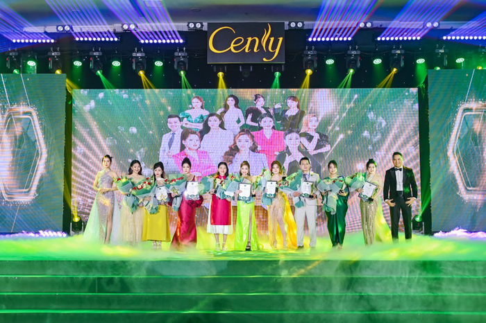 Những gương mặt Giám Đốc Phát Triển Chiến Lược tiêu biểu nhất 2024 hân hạnh nhận bằng khen vinh danh từ công ty.