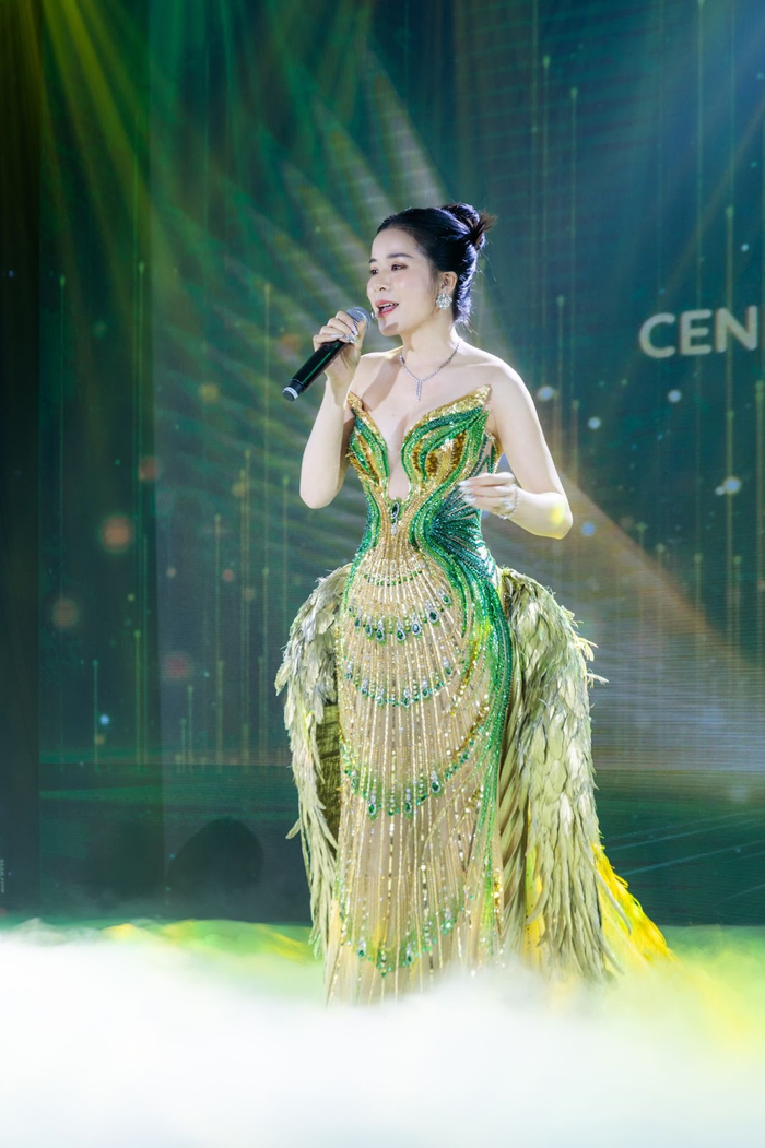 Founder & CEO Cenly - Bà Nguyễn Thị Ly phát biểu khai mạc sự kiện Dấu Ấn Hoàng Kim.