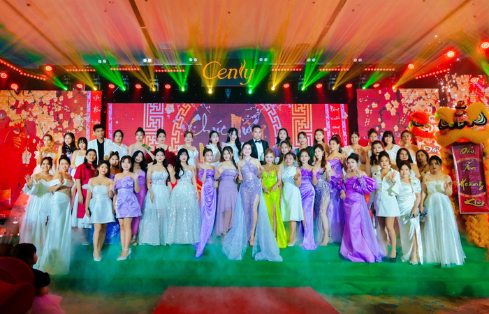 Giây phút toàn thể khách mời chụp ảnh lưu niệm cùng lân chúc mừng năm mới 2024 hứa hẹn với những bước tiến xa hơn nữa trên bầu trời kinh doanh và ghi lại những dấu ấn đẹp đẽ.