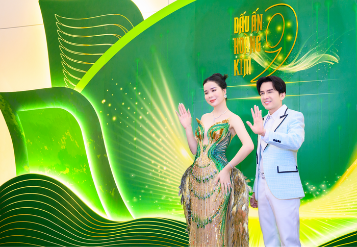 Ca sĩ Đan Trường và ca sĩ Trung Quang đã chụp ảnh cùng Founder & CEO Cenly tại thảm đỏ và trình diễn các ca khúc vô cùng cảm xúc.