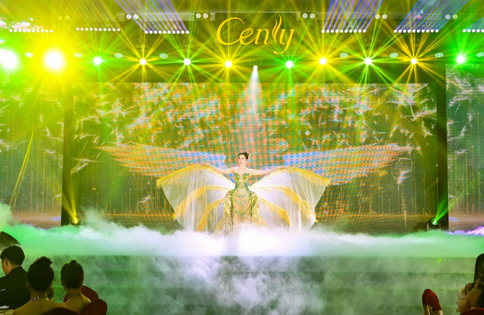 Founder & CEO Cenly với màn trình diễn ra mắt và phát biểu khai mạc vô cùng ý nghĩa khi hoá thân thành cánh chim Phượng Hoàng, tượng trưng cho sức mạnh và ý chí kiên cường của Cenly.