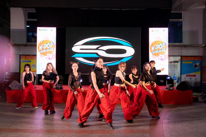 Không gian cực “cháy” với những điệu nhảy K-POP ngay tại sân trường&nbsp;