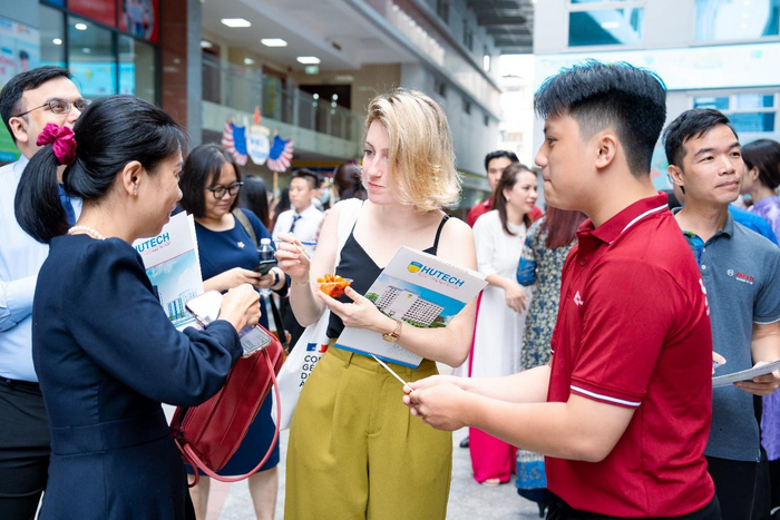 Không chỉ trải nghiệm văn hóa, sinh viên còn có dịp gặp gỡ và giao lưu cùng bạn bè quốc tế&nbsp;