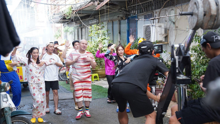Ảnh hậu trường gây sốt với ekip quay cú máy oneshot.