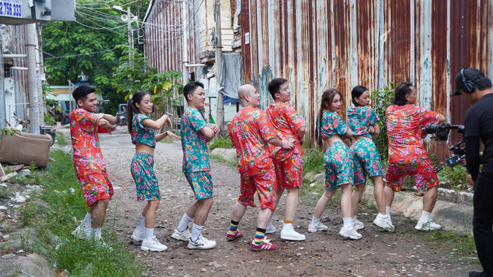 Bác Sĩ Mập Hồng thể hiện vũ đạo trong MV mới.