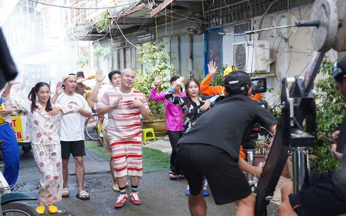 Bác sĩ Mập Hồng 'cháy' hết mình trong MV 'Sao Ta Như Người Lạ', đầu tư cả cú máy oneshot Ảnh 2