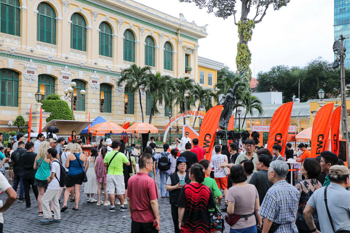 Sự kiện tạo nên không gian phủ đầy sắc cam lan tỏa tinh thần sớm bảo vệ đến mọi người.