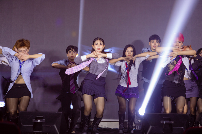 Sinh viên HUTECH 'cháy' hết nấc cùng dàn nghệ sĩ, người đẹp đình đám Ảnh 1