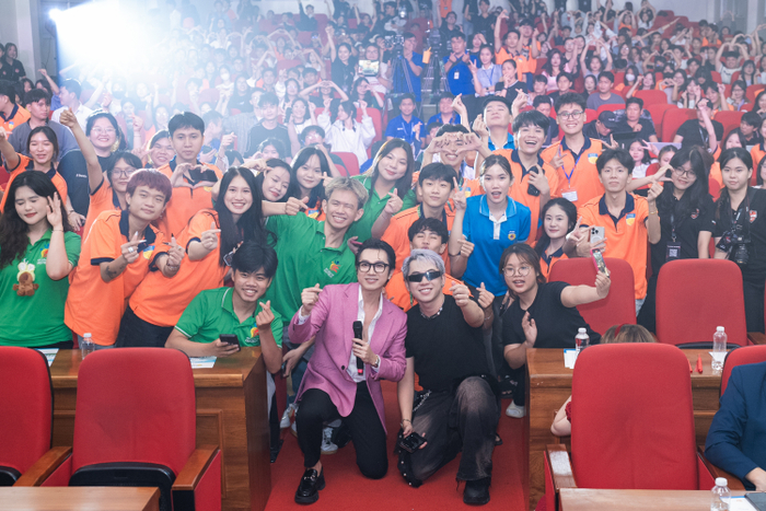 Sinh viên HUTECH 'cháy' hết nấc cùng dàn nghệ sĩ, người đẹp đình đám Ảnh 4