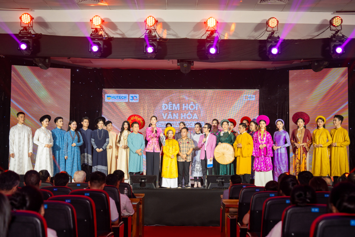 30 nghệ sĩ, người đẹp và sinh viên trình diễn thời trang 