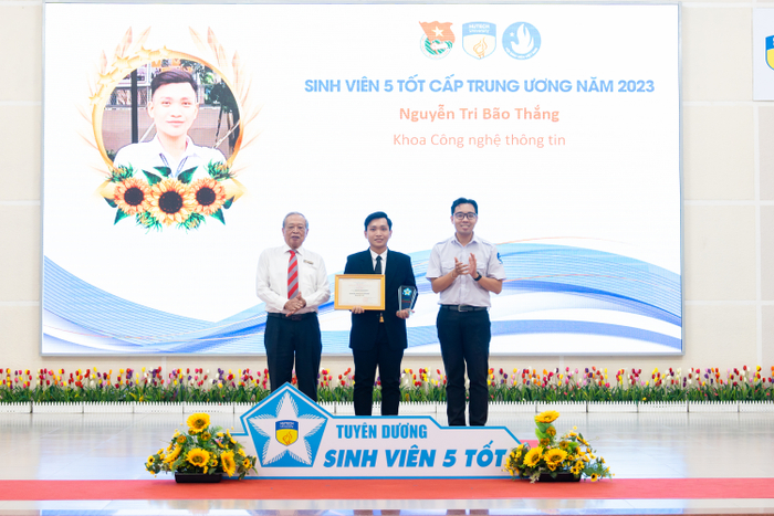Nguyễn Tri Bão Thắng - nam sinh IT-er HUTECH sở hữu bảng vàng thành tích đáng ngưỡng mộ ở cả học thuật lẫn phong trào ngoại khóa