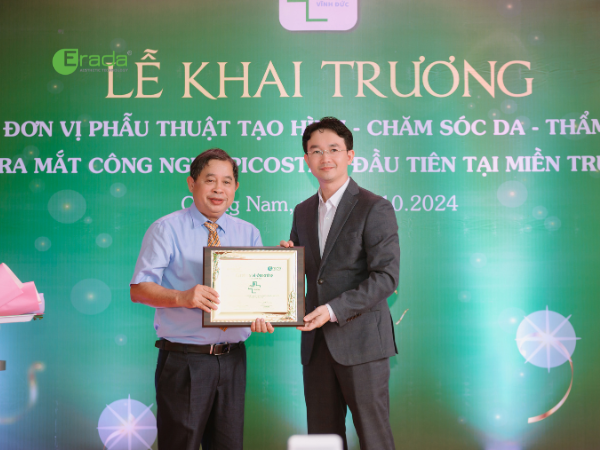 Đại diện Erada Việt Nam, TGĐ. Phan Văn Tiệp trao bằng chứng nhận sở hữu PicoStar® chính hãng cho BVĐK Vĩnh Đức