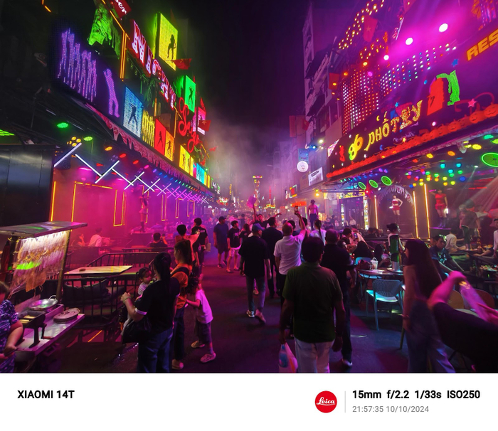 Chỉ cần bật tông Leica Vibrant có sẵn, màu sắc sẽ được cường điệu hóa.