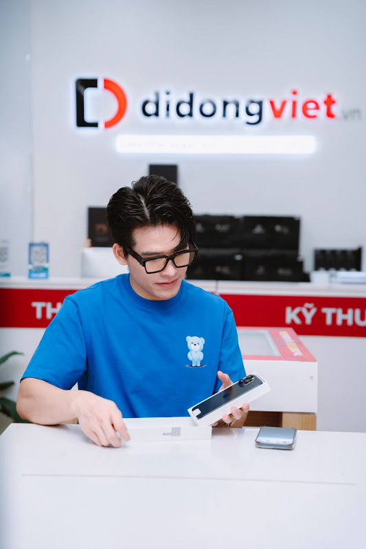 Quốc Thiên là một trong những nghệ sĩ sở hữu iPhone 16 Pro Max ngay đợt mở bán đầu tiên tại Việt Nam.