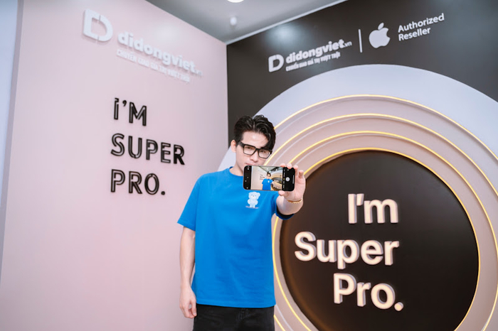 Nam ca sĩ trải nghiệm ngay nút camera control trên 16 Pro Max.