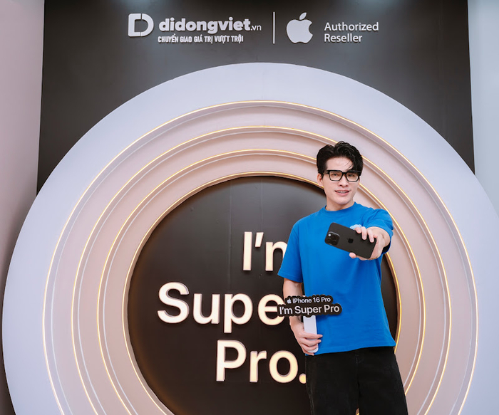 Anh tài Quốc Thiên check-in với iPhone mới, nam ca sĩ ưng ý với màu titan đen năm nay.