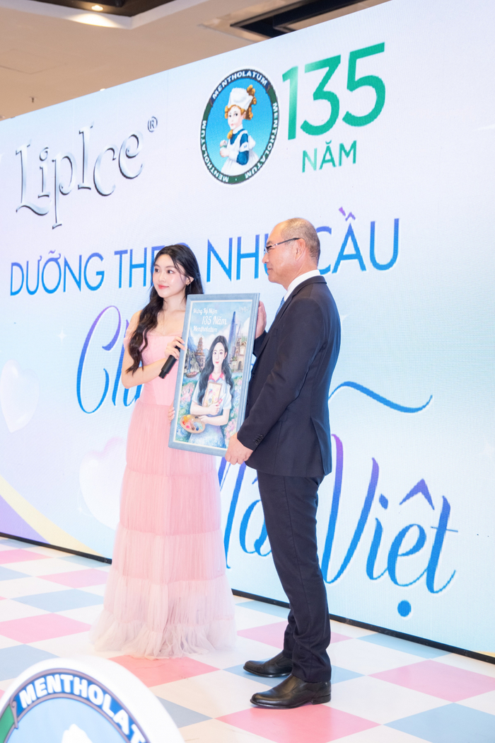 Lọ Lem trao bức tranh cho Tổng Giám đốc Rohto-Mentholatum Việt Nam