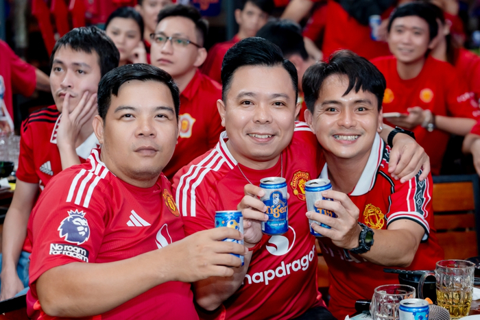 Người hâm mộ Manchester United thưởng thức trận đấu với Tiger Beer