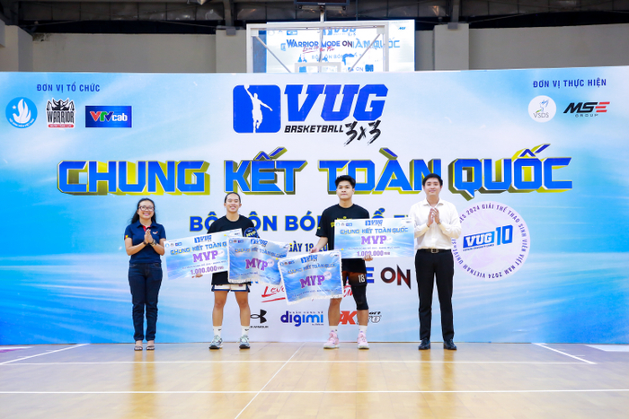 Đại diện công ty TCP Việt Nam và Trung tâm Hỗ trợ và Phát triển Sinh viên Việt Nam trao giải MVP cho Khánh Linh và Duy Anh 