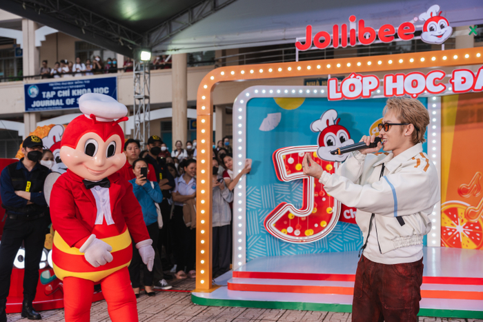 Các bạn sinh viên tận hưởng “bữa tiệc âm nhạc” do Jollibee mang đến
