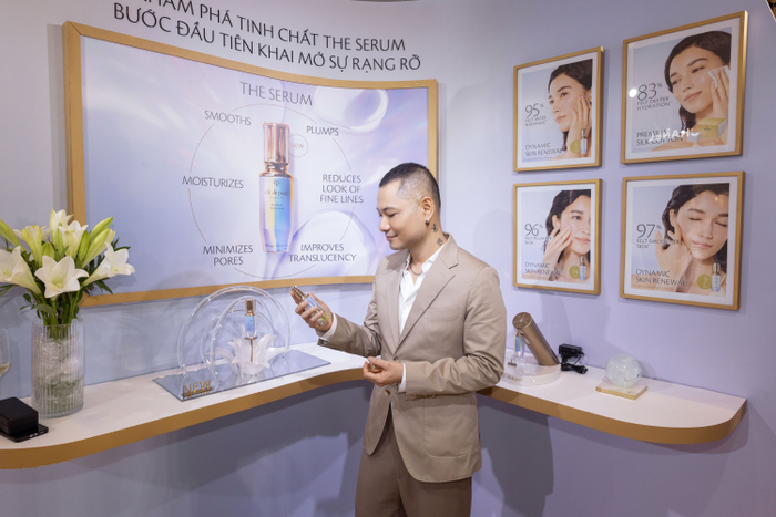 Các khách mời trải nghiệm sản phẩm Tinh chất The Serum thế hệ mới tại sự kiện
