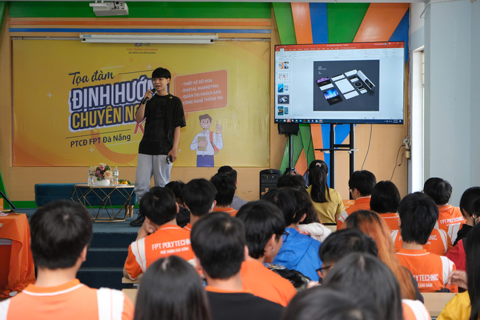 Vũ chia sẻ kinh nghiệm nghề nghiệp với sinh viên Phổ thông Cao đẳng FPT Polytechnic trong một hoạt động hướng nghiệp do Trường tổ chức