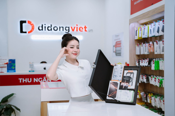 DJ Mie tranh thủ ghé cửa hàng Di Động Việt lên đời iPhone 16 Pro Max trước khi bận rộn với “Chị đẹp đạp gió” năm nay.