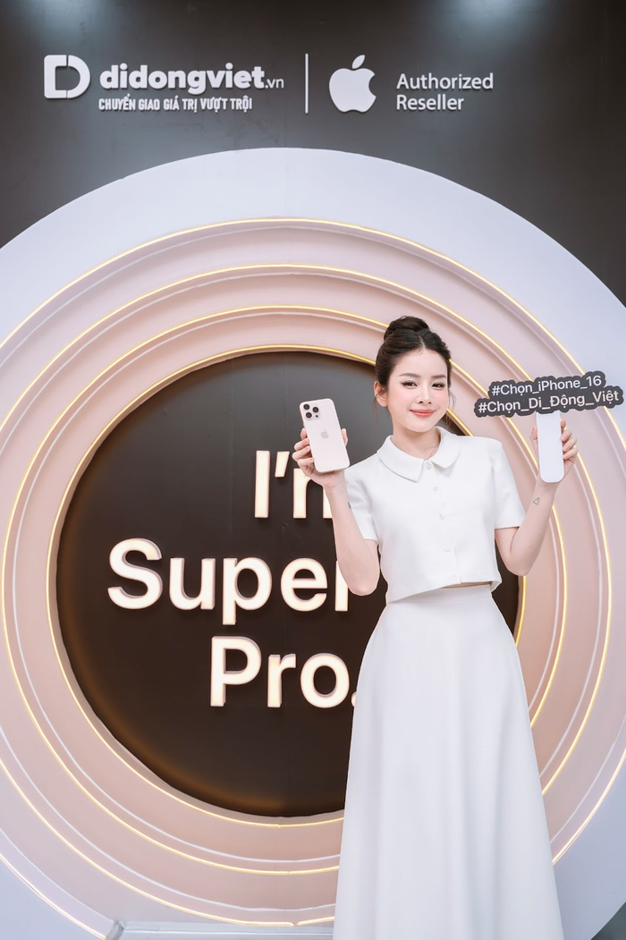 Cũng như Mie và nhiều nghệ sĩ khác, khách hàng của Di Động Việt năm nay vẫn chọn iPhone 16 Pro Max đến hơn 70% so với iPhone 16 series.