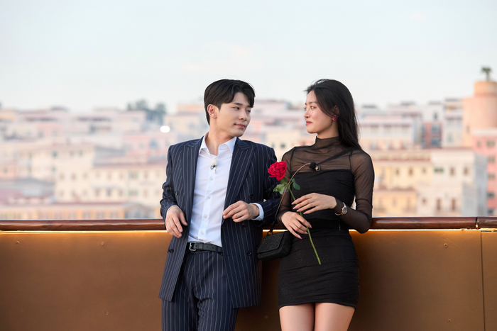 Khoảnh khắc hạnh phúc của cặp đôi Khánh Linh và Minuk trên Cầu Hôn.