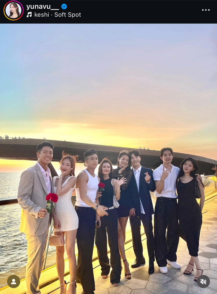 Các thành viên Đảo Thiên Đường say đắm trước vẻ đẹp của Cầu Hôn.