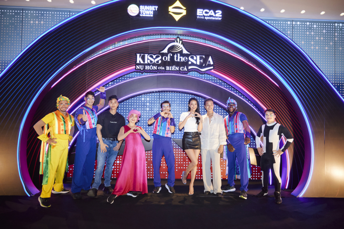 Người chơi Đảo Thiên Đường lưu lại khoảnh khắc kỷ niệm cùng các nghệ sĩ trong show diễn.