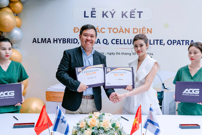 Mr Nguyễn Phước Dũng - đại diện Công Ty TNHH Giải Pháp Thẩm Mỹ Khoa Học ACG– ký kết chuyển giao công nghệ cùng Ms Đoàn Lê Khánh Vy