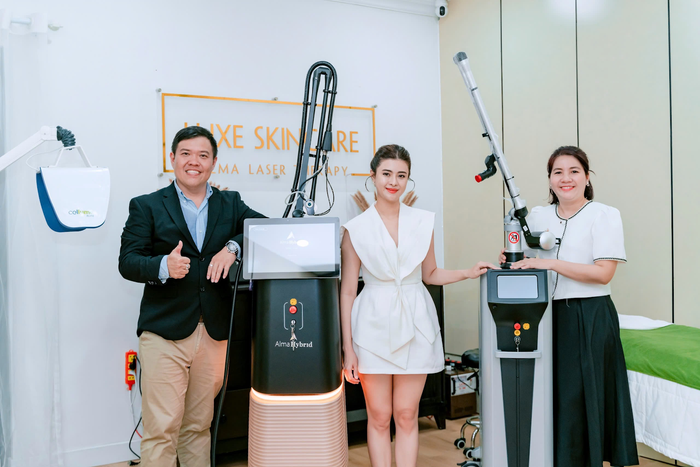 Ms Đoàn Lê Khánh Vy chụp hình cùng bộ đôi công nghệ Alma Q & Alma Hybrid