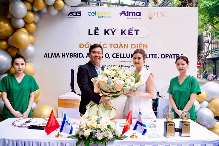 Ms Đoàn Lê Khánh Vy nhận cúp chứng nhận và hoa từ Mr Nguyễn Phước Dũng