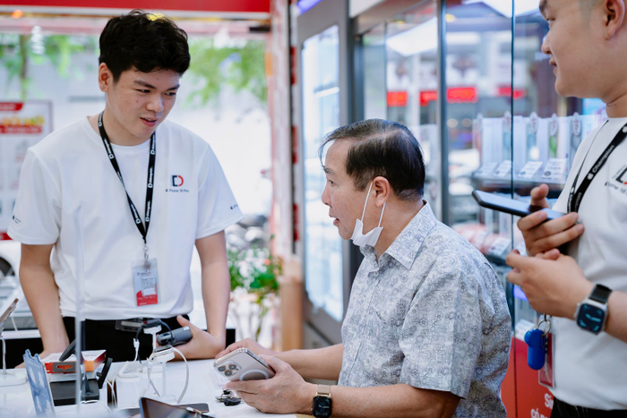 Sự nhiệt tình của nhân viên thay lời cảm ơn khách hàng đã “Mua iPhone 16 - Chọn Di Động Việt”.